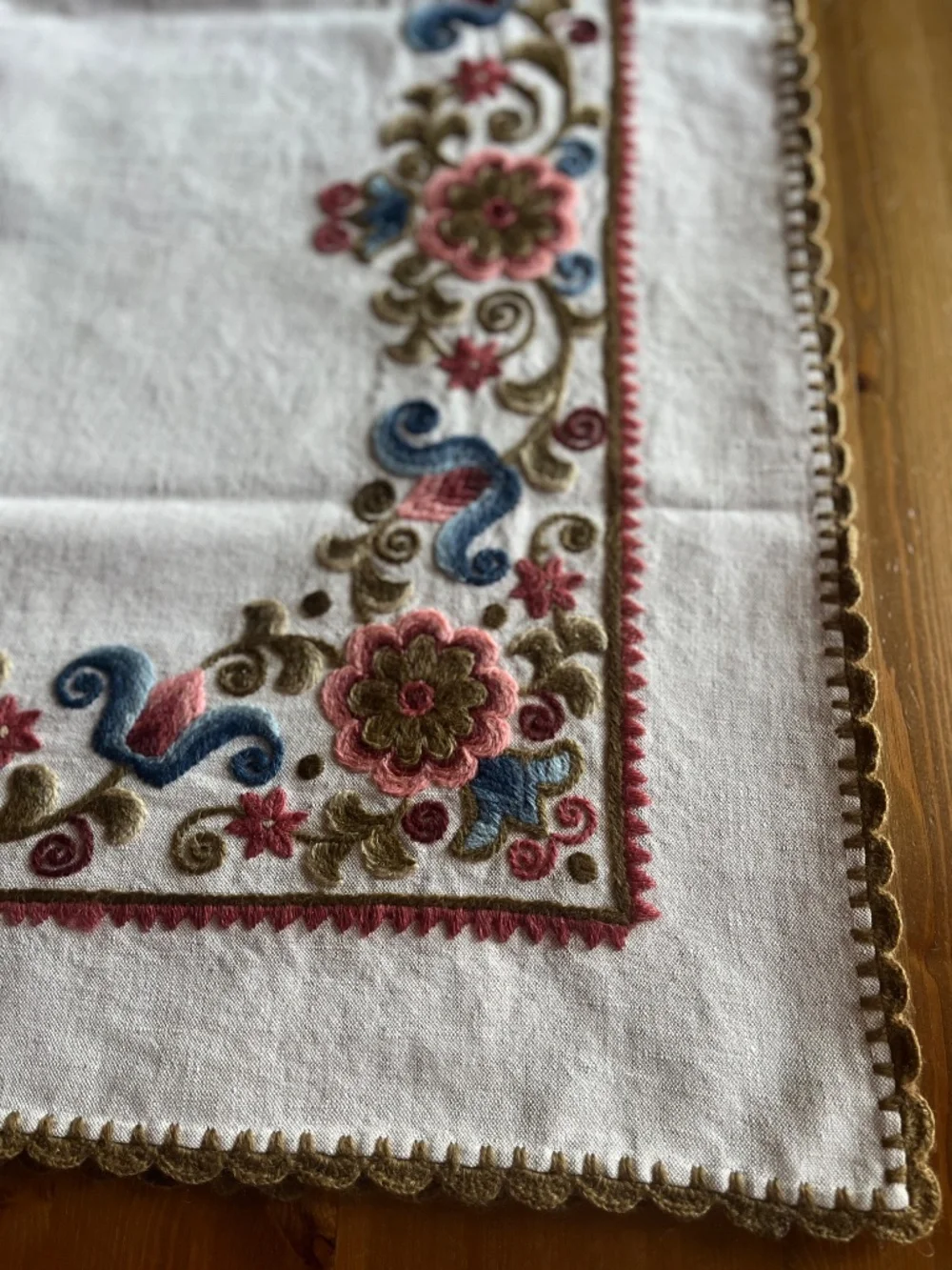 Vintage  Hand Embroidered Floral Linen Tablecloth Coaster 5 Pc Set